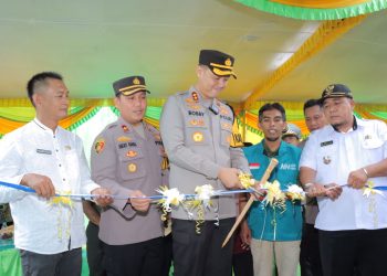 Kapolres Lamongan Serahkan Bantuan Bedah Rumah untuk Warga Desa Latek