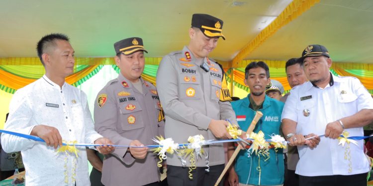 Kapolres Lamongan Serahkan Bantuan Bedah Rumah untuk Warga Desa Latek