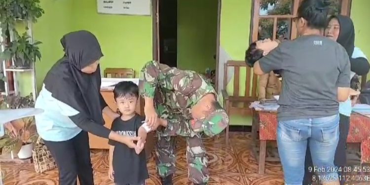 Peduli Stunting, Babinsa Koramil Selorejo Dampingi Kegiatan Posyandu
