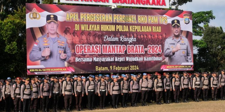 POLDA KEPRI LAKSANAKAN APEL PERGESERAN PERSONEL BKO PENGAMANAN TPS DI WILAYAH HUKUM POLDA KEPULAUAN RIAU