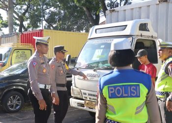 Polres Tabanan Kawal Pengaman Pendistribusian / Pergeseran Logistik KPU ke Dapil 2 Tabanan