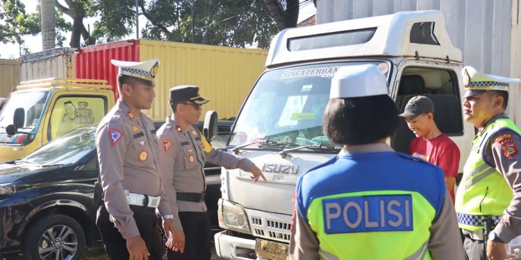 Polres Tabanan Kawal Pengaman Pendistribusian / Pergeseran Logistik KPU ke Dapil 2 Tabanan