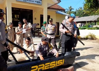 Unik, Polisi di Bondowoso Himbau Masyarakat Untuk Tidak Golput dengan Tradisi Ronjengan