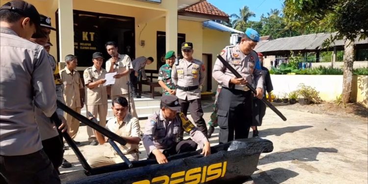 Unik, Polisi di Bondowoso Himbau Masyarakat Untuk Tidak Golput dengan Tradisi Ronjengan