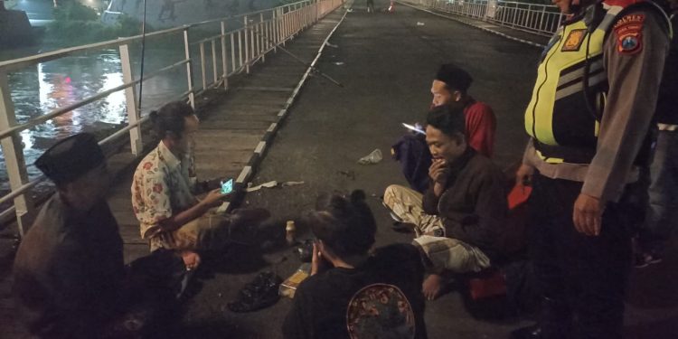 Pesta Miras Dibubarkan Tim Patroli ‘ Anti Kerusuhan ‘ Polsek Mojoroto