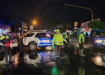 Tak Peduli Hujan Antisipasi Kemacetan Unit Turjagwali Sat Lantas Polres Kediri lakukan Pengaturan