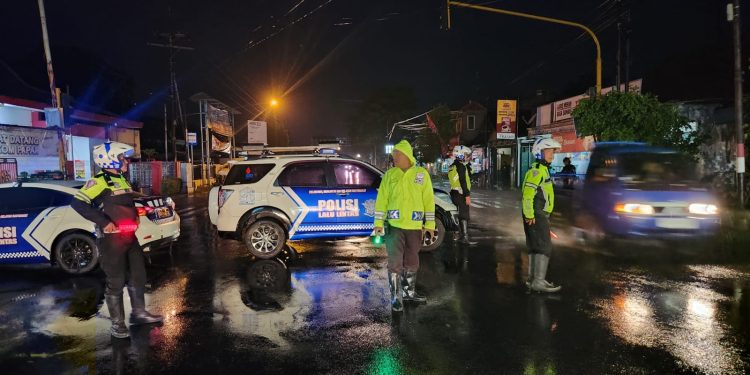 Tak Peduli Hujan Antisipasi Kemacetan Unit Turjagwali Sat Lantas Polres Kediri lakukan Pengaturan