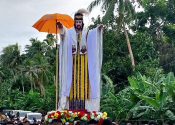 Ribuan umat Katolik Paroki Quasi St.Yoseph Lorwembun-Kormomolin melakukan Perarakan dan Penjemputan Arca Kristus Raja Semesta Alam.