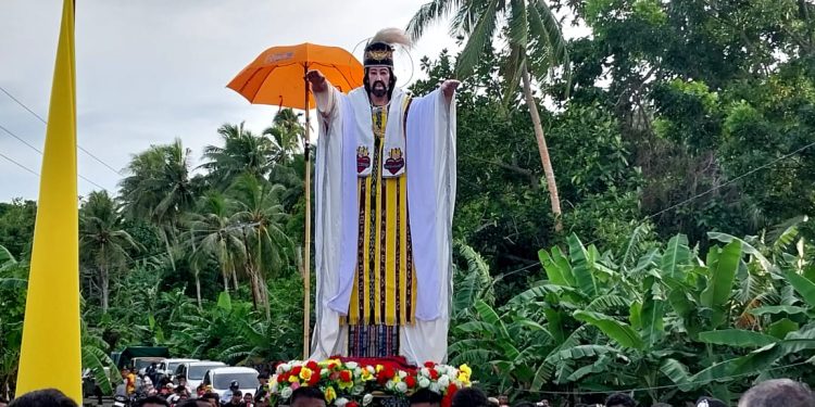 Ribuan umat Katolik Paroki Quasi St.Yoseph Lorwembun-Kormomolin melakukan Perarakan dan Penjemputan Arca Kristus Raja Semesta Alam.