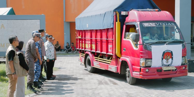 KPU Jombang Mulai Distribusikan Logistik Pemilu, Polisi Lakukan Pengawalan