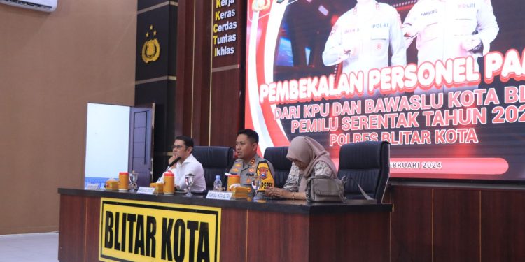 Polres Blitar Kota gandeng KPU dan Bawaslu berikan pembekalan personel pengamanan TPS