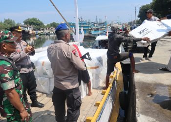 Gunakan Kapal Patroli, Probolinggo Kota Kawal Distribusi Logistik Pemilu 2024 ke Pulau Gili Ketapang