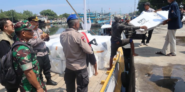 Gunakan Kapal Patroli, Probolinggo Kota Kawal Distribusi Logistik Pemilu 2024 ke Pulau Gili Ketapang