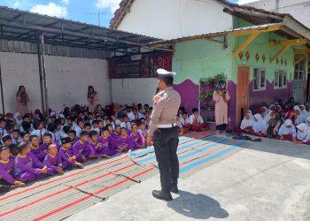 Kanit Kamsel Sat Lantas Polres Kediri Ajak Pelajar SDN Fajar Mulia Untuk Tertib Berlalulintas