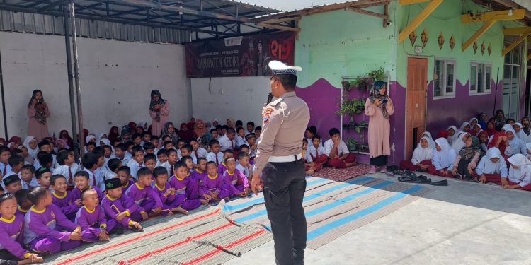 Kanit Kamsel Sat Lantas Polres Kediri Ajak Pelajar SDN Fajar Mulia Untuk Tertib Berlalulintas