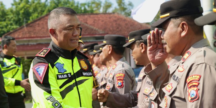 Patroli Bermotor ke Madura, Kapolda Jatim Pastikan Kondusifitas H -2 Pencoblosan Pemilu 2024