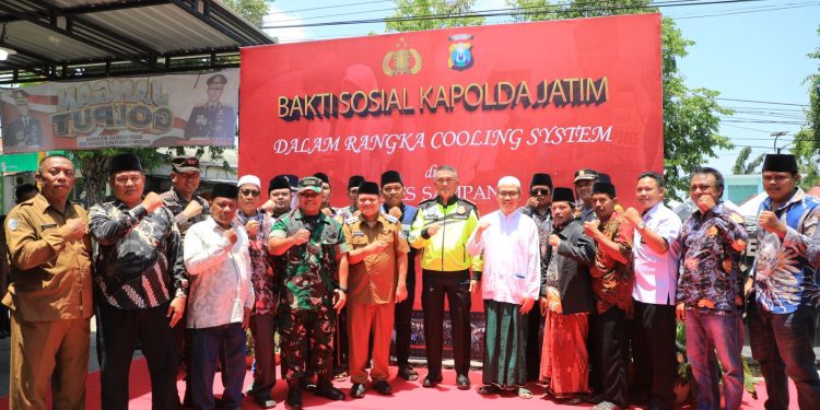 Kapolda Jatim Laksanakan Patroli Bermotor dan Bakti Sosial di Sampang