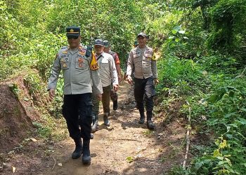 Distribusi Logistik Pemilu di Daerah Terpencil Pakai Kuda, Polres Jember Lakukan Pengawalan Jalan Kaki