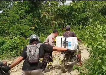 Perjuangan Polisi Terobos Hutan Berlumpur Kawal Distribusi Logistik Pemilu di Jombang*