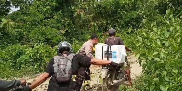 Perjuangan Polisi Terobos Hutan Berlumpur Kawal Distribusi Logistik Pemilu di Jombang*