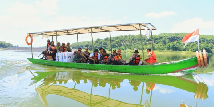 Sinergitas Polres Ngawi bersama TNI Kawal Distribusi Logistik Pemilu Sebrangi Waduk