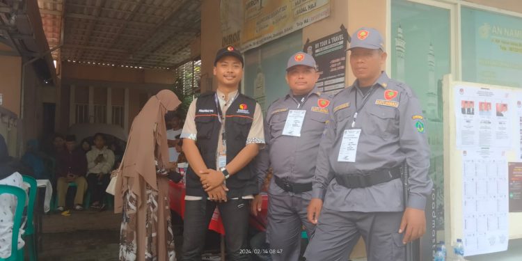 ANTUSIAS WARGA KETAJEN GEDANGAN DATANGI TPS