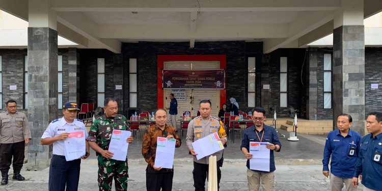 Polres Nganjuk Hadir dalam Pemusnahan Surat Suara Rusak di Kantor Logistik KPU Nganjuk
