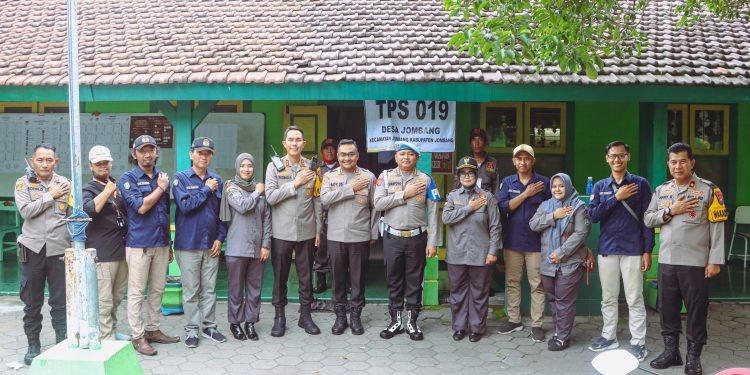 Kapolres Jombang Dampingi Pamatwil dan Asistensi Mabes polri Cek Pengamanan TPS