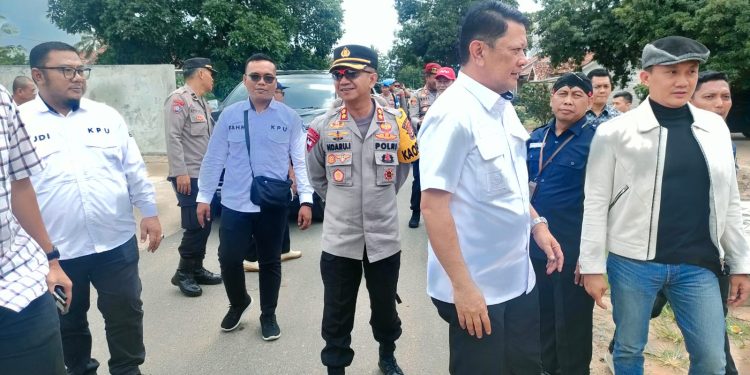 Kapolres Tulang Bawang Barat bersama Forkopinda Cek kegiatan Pemungutan Suara.