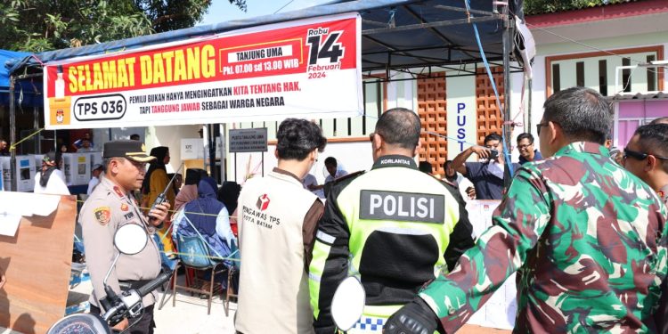 PASTIKAN SITUASI AMAN KONDUSIF SINERGITAS TNI DAN POLRI LAKUKAN PATROLI DI BEBERAPA TPS DI BATAM DALAM PEMILU 2024