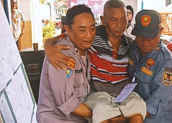Aksi Simpatik Anggota Polsek Mojoroto Gendong Lansia yang Terkendala dengan Kesehatannya ke TPS