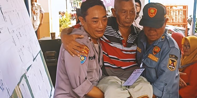 Aksi Simpatik Anggota Polsek Mojoroto Gendong Lansia yang Terkendala dengan Kesehatannya ke TPS