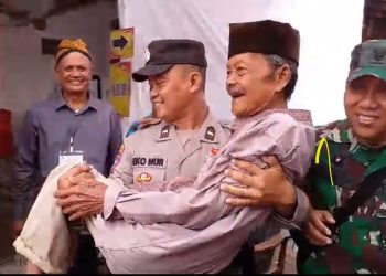 Salut, TNI – Polri di Kota Kediri Gendong Lansia ke TPS Untuk Nyoblos