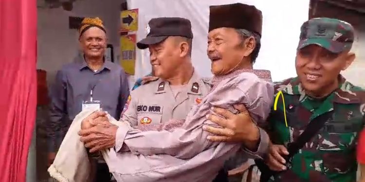 Salut, TNI – Polri di Kota Kediri Gendong Lansia ke TPS Untuk Nyoblos