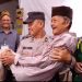 Salut, TNI – Polri di Kota Kediri Gendong Lansia ke TPS Untuk Nyoblos
