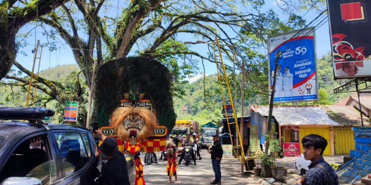Unik, Distribusi Logistik Pemilu di Ponorogo Dikawal Reog dan Petugas Berkuda