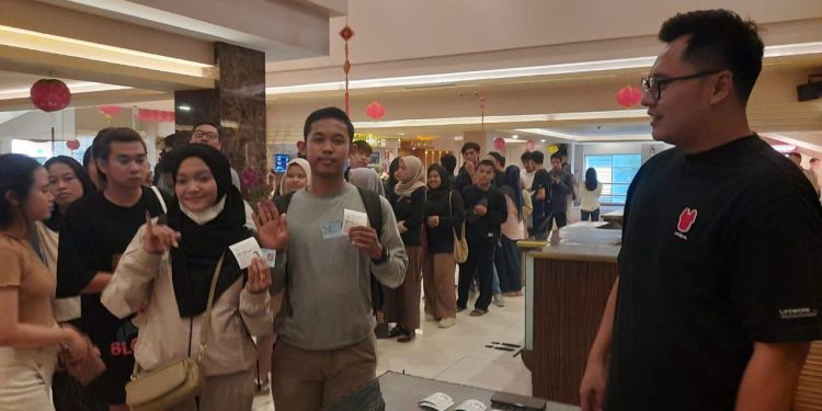 Nyoblos itu Mbois, Milenial Nonton Gratis Pasca Gunakan Hak Pilih di Kota Malang