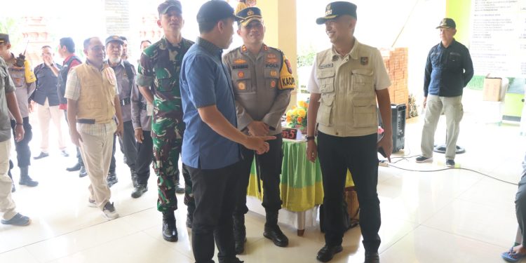 Kapolres Nganjuk Minta Anggota Pam TPS untuk Tetap Waspada Pasca Pungut dan Hitung Suara