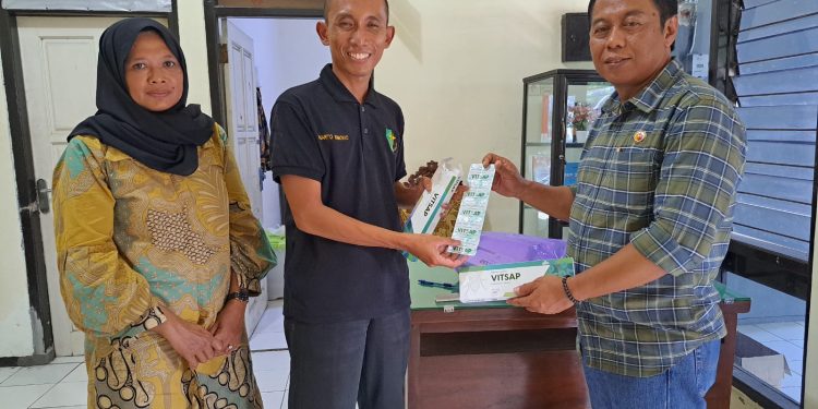 Kapolres Nganjuk dan Dinkes Nganjuk Bagikan Paket Vitamin untuk Staf dan Anggota Bawaslu Nganjuk