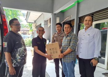 Kapolres Nganjuk dan Dinkes Nganjuk Bagikan Paket Vitamin untuk Staf dan Anggota Bawaslu Nganjuk