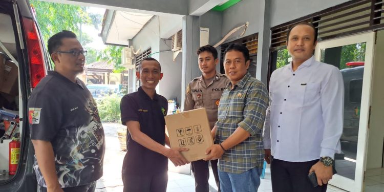 Kapolres Nganjuk dan Dinkes Nganjuk Bagikan Paket Vitamin untuk Staf dan Anggota Bawaslu Nganjuk