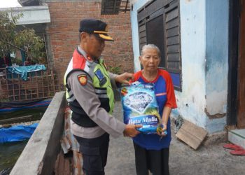 Di Tengah Kesibukannya Tugas Pengamanan TPS, Kapolsek Mojoroto Gerak Cepat Bantu Warga Terdampak Musibah Angin Puting Beliung