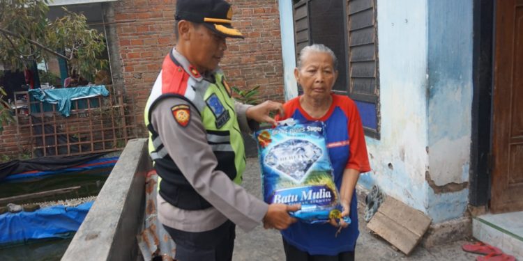 Di Tengah Kesibukannya Tugas Pengamanan TPS, Kapolsek Mojoroto Gerak Cepat Bantu Warga Terdampak Musibah Angin Puting Beliung