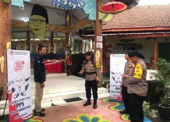 Pakai Kostum Unik Untuk Menarik Minat Pemilih, TPS Desa Sumbersono Kenakan Kostum Kerajaan Mojopahit