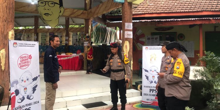 Pakai Kostum Unik Untuk Menarik Minat Pemilih, TPS Desa Sumbersono Kenakan Kostum Kerajaan Mojopahit