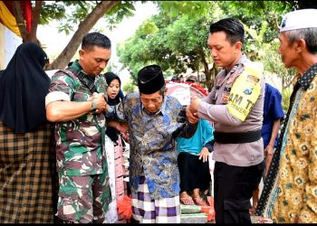 Bupati Apresiasi Kolaborasi TNI – Polri di Situbondo Antar Jemput Lansia Datang ke TPS Demi Gunakan Hak Pilih