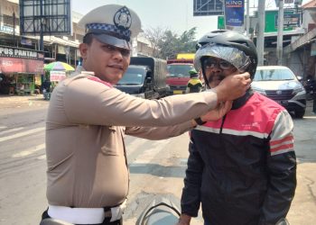 Musim Hujan Sat Lantas Polres Kediri Bagikan Jas Hujan dan Helm SNI