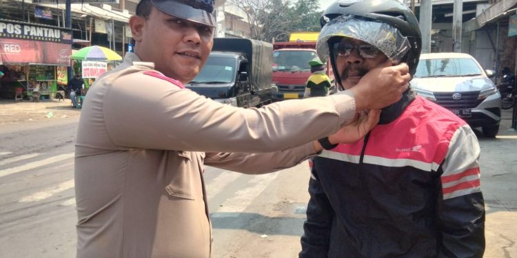 Musim Hujan Sat Lantas Polres Kediri Bagikan Jas Hujan dan Helm SNI