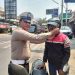 Musim Hujan Sat Lantas Polres Kediri Bagikan Jas Hujan dan Helm SNI