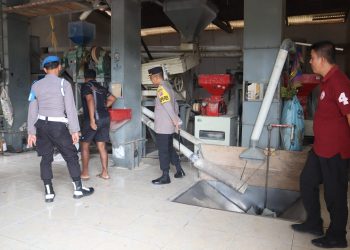 Kapolres Tulang Bawang Barat AKBP Ndaru Istimawan Mengecek Stok Beras di Pabrik Pengilingan Padi.